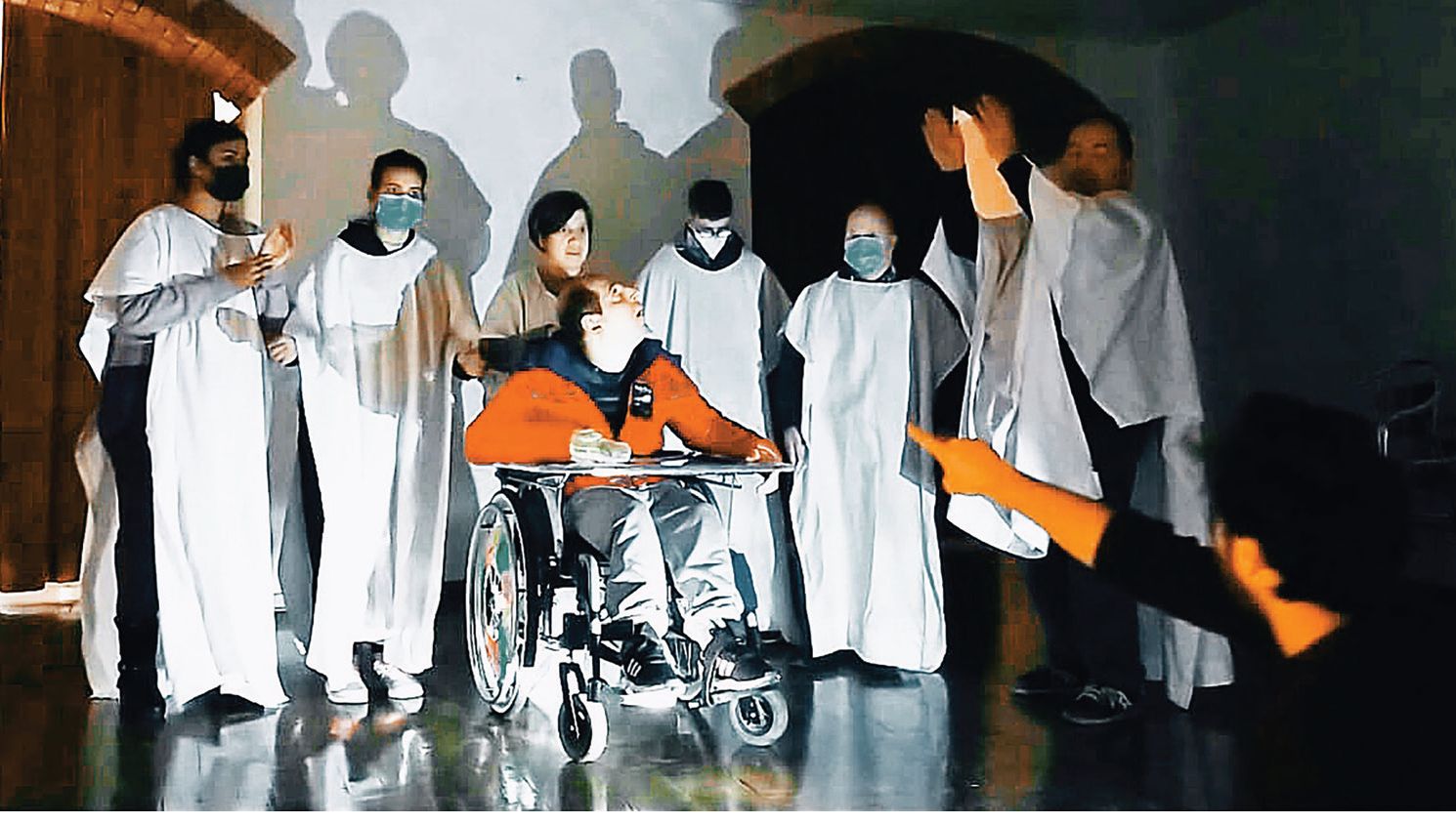 “Un caldo del demonio” mette in scena “Fragili fiori”
