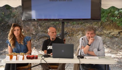 La “fioritura” della fattoria di Ramarella: api, laboratorio del miele, uova, prodotti dell’orto e del bosco
